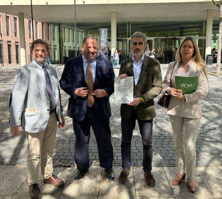 FOTOGRAFÍA. BARCELONA (REINO DE ESPAÑA), 10 DE ABRIL DE 2024. La Justicia investiga la guerra antiVox en Barcelona. El presidente del Grupo Municipal de VOX en el Ayuntamiento de Barcelona, Gonzalo de Oro-Pulido Plaza(2d), junto al concejal, Liberto Mariano Senderos Oliva (2i), y sus asesores municipales, presenta la querella de su formación frente al racismo institucional sufrido mediante un cordón sanitario (veto a VOX en la actividad municipal), que hoy la Justicia ha admitido a trámite. Lasvocesdelpueblo (Ñ Pueblo) 