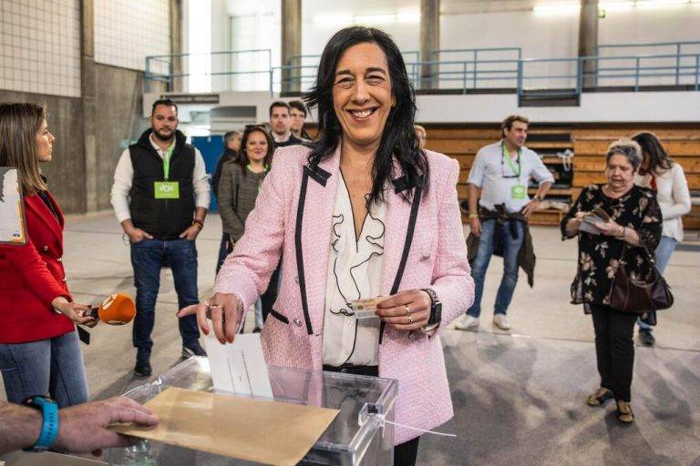 FOTOGRAFÍA. VITORIA (ÁLAVA) LAS VASCONGADAS (REINO DE ESPAÑA), 21 DE ABRIL DE 2024. VOX seguirá en el Parlamento vascongado al 52 % del escrutinio. Amaia espera votaciones "libres y limpias sin yugo separatista". La candidata de VOX a Lehendakari, Presidente del Gobierno autonómico español de la Comunidad autónoma de Las Vascongadas, María Amaia Martínez Grisaleña (Amaia Martínez), ha ejercido su derecho a voto a las 12:15 horas del mediodía de esta mañana en el Centro Cívico Iparralde de Vitoria, en la provincia de Álava (Las Vascongadas), arropada por los apoderados de su partido, quienes han recibido entre aplausos y emociones a la voz de las clases obreras vascongadas y la de la Resistencia vascongada frente al separatismo y la violencia del filoterrorismo etarra y a la banda terrorista separatista y comunista ETA (EH Bildu). Lasvocesdelpueblo (Ñ Pueblo)