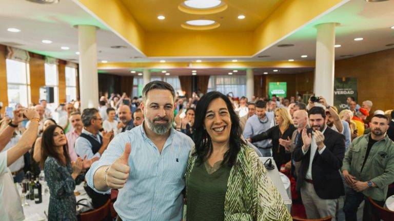 FOTOGRAFÍA. VITORIA (REINO DE ESPAÑA), 12 DE M¡ABRIL DE 2024. La violencia la ha traído PSOE a lo largo de toda la historia. El presidente de VOX, Santiago Abascal Conde, arropó hoy a la candidata de VOX a "Lehendakari" y cabeza de lista por Álava, María Amaia Martínez Grisaleña (Amaia Martínez) (d), en un almuerzo con los afiliados de VOX en Vitoria, en marco de la campaña electoral de las elecciones vascongadas del 21 de abril de 2024. Lasvocesdelpueblo (Ñ Pueblo)