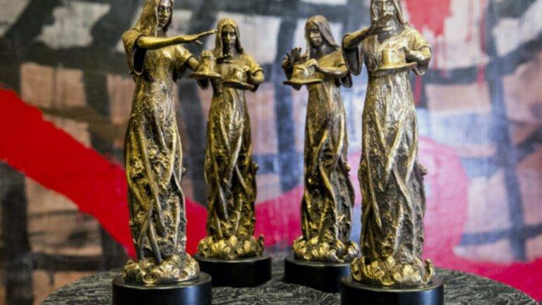 FOTOGRAFÍA. ZARAGOZA (REINO DE ESPAÑA), 12 DE ABRIL DE 2024. Listado completo Premios Talía 2024. Detalle de cuatro de las 34 estatuillas de los premios Talía de la Academia de las Artes Escénicas que se entregan este lunes en el Teatro Español de Madrid. Efe