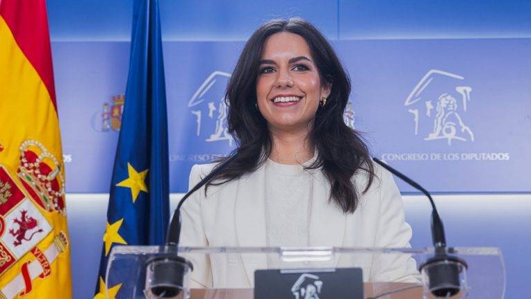 FOTOGRAFÍA. MADRID (REINO DE ESPAÑA), 03 DE ABRIL DE 2024. VOX elimina el IRPF a la clase obrera. La portavoz del Grupo Parlamentario del partido de los obreros españoles y tercera fuerza política en España, VOX, María José Rodríguez de Millán Parro (Pepa Millán), ofrece una rueda de prensa en el Palacio del Congreso de los Diputados este martes sobre la actualidad política en el país de don Quijote durante tras una reunión de la Junta de Portavoces de la Cámara Baja. Lasvocesdelpueblo (Ñ Pueblo)