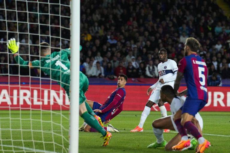 FOTOGRAFÍA. BARCELONA (REINO DE ESPAÑA), 16 DE ABRIL DE 2024. Mbappé acaba con el sueño culé (1-4). El delantero del PSG, Ausmane Dembele (3d), tras rematar el balón y conseguir el primer gol del equipo parisino durante el encuentro correspondiente a la vuelta de los cuartos de final de la Liga de Campeones en el Olímpico Lluis Company, en Barcelona. Efe