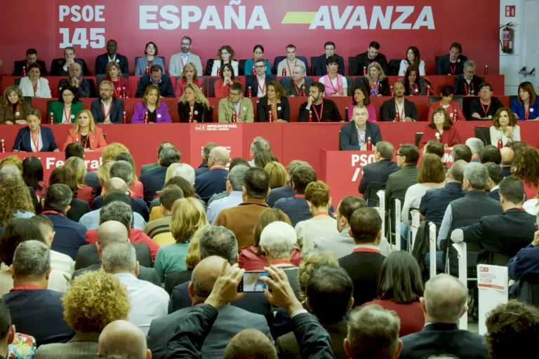 FOTOGRAFÍA. MADRID (REINO DE ESPAÑA), 27 DE ABRIL DE 2024. Miedo y preocupación en el PSOE por la dimisión de Sánchez. Captura de vídeo del inicio de la reunión, este sábado, del Comité Federal del PSOE en su sede de Ferraz, en cuyas inmediaciones se concentran cientos de personas para trasladar su apoyo a Sánchez. Efe