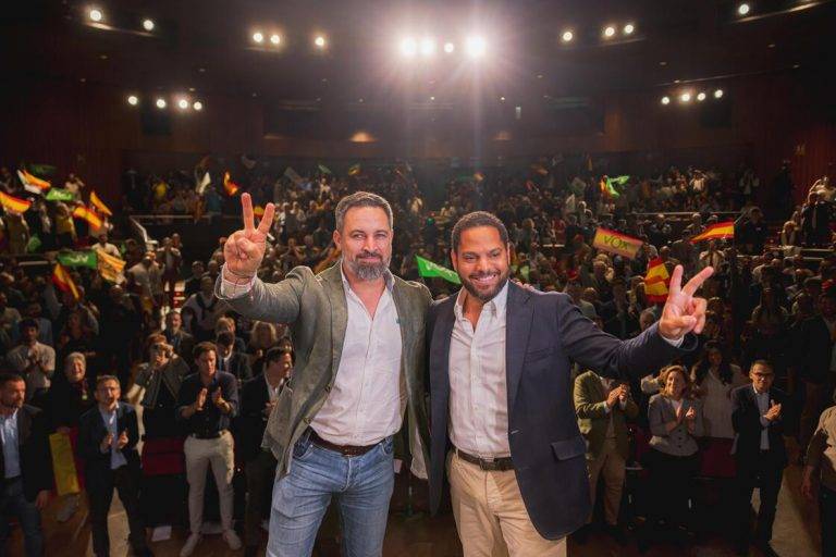 FOTOGRAFÍA. TARRASA (BARCELONA) REINO DE ESPAÑA, 11 DE ABRIL DE 2024. Garriga: No nos sentaremos a negociar con Junts: batalla frontal. Mil catalanes arropan a candidatos de VOX en Tarrasa. VOX presenta a sus candidatos para el 12M catalán en la Factoría Cultural de Tarrasa (Barcelona) con protagonista número uno el orgullo español y catalán, además: el líder de la oposición en España y presente de VOX, Santiago Abascal Conde (i), el cabeza de lista por Barcelona al parlament de Catalunya y candidato a Presidente del Govern de la Generalitat de Catalunya, Ignacio Garriga Vaz de Conceição (d), el presidente provincial de Barcelona y número 3 de VOX por Barcelona al Parlament de Catalunya el 12M, Joan Garriga Doménech, el candidato de VOX por Gerona, Alberto Tarradas Peneque, el candidato de VOX por Tarragona, Sergio Macián de Greef, el candidato de VOX por Lérida, Rafael Villafranca Merce, y la portavoz municipal y líder local de VOX, Alicia Tomás Martínez. Otros protagonista han sido las multitudes catalanas que han abaratado el auditorio de de la Factoría Cultural de Tarrasa y los grupos del Ku Klux Klan separatista. Lasvocesdelpueblo (Ñ Pueblo)