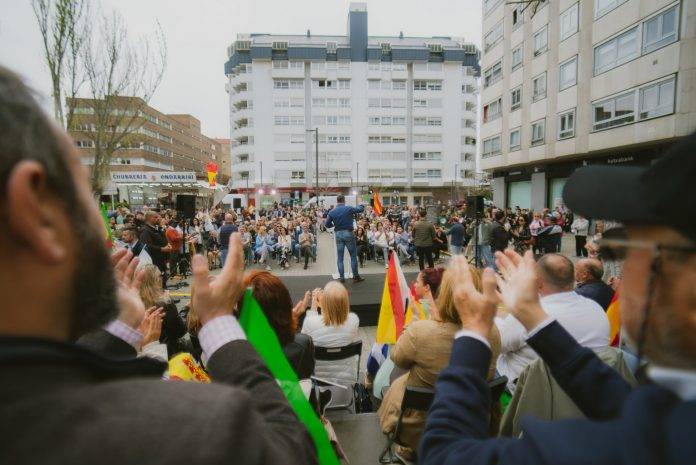 FOTOGRAFÍA. VITORIA (ÁLAVA) LAS VASCONGADAS (REINO DE ESPAÑA), 06 DE ABRIL DE 2024. Sondeo del 21A desafía a VOX. VOX da a BilduPNV prisión e ilegalización a cambio de referéndum. Vitoria registra una histórica e insólita imagen de un mitin electoral de VOX para el 21A, elecciones vascas del 21 de abril de 2024, por la ausencia de agresiones física a los vecinos vasco por parte de los grupos filoetarras y separatistas. VOX se ha afianzado como partido político vascongado tras caminar sobre el fuego, las balas de ETA (EH Bildu) y la tiranía progre en esta Comunidad autónoma española la pasada legislatura. El líder opositor español y presidente de VOX, Santiago Abascal Conde, ha visitado este sábado la ciudad de Vitoria donde arropó a María Amaia Martínez Grisaleña (Amaia Martínez), candidata a presidir el Gobierno de la las Vascongadas y cabeza de lista por Álava al Parlamento vascongado. Lasvocesdelpueblo (Ñ Pueblo)