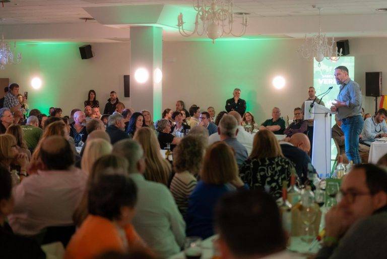 FOTOGRAFÍA. IRÚN (GUIPÚZCOA) LAS VASCONGADAS (REINO DE ESPAÑA), 07 DE ABRIL DE 2024. Inmigración ilegal lleva aparejada yihadismo e inseguridad. El opositor español, Santiago Abascal Conde, ha participado este domingo en un acto con afiliados en Irún (Guipúzcoa), junto con la candidato de la tercera fuerza política en España VOX a "Lehendakari" (Presidente del Gobierno autonómico de las Vascongadas), María Amaia Martínez Grisaleña (Amaia Martínez), y al candidato por Guipúscoa al Parlamento autonómico vascongado, Andrés Paramio Junquera; un almuerzo durante el que el presidente de VOX ha querido agradecer a los votantes del partido su valentía y su ayuda por hacer llegar el mensaje de VOX hasta los lugares más inverosímiles en un lugar en el que, como ha reconocido Abascal, no es fácil dar la cara. Lasvocesdelpueblo (Ñ Pueblo)