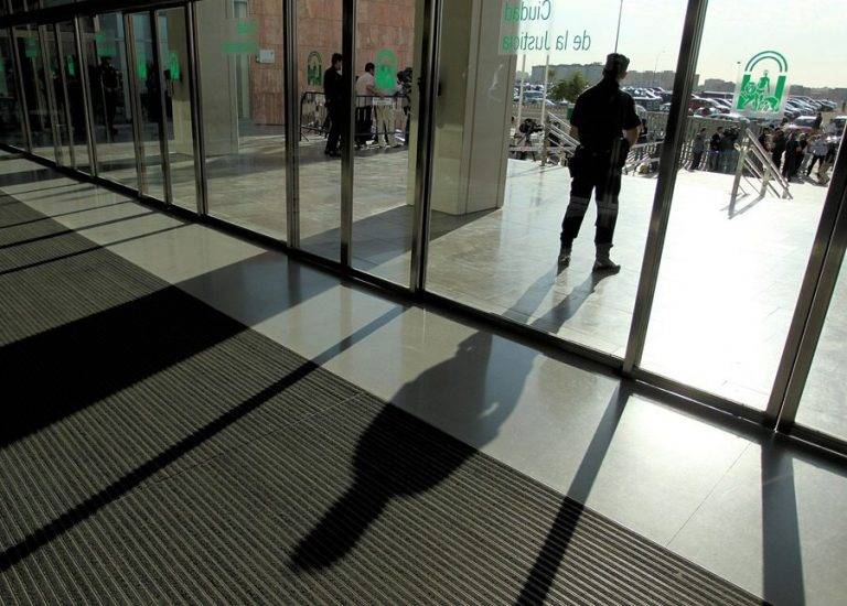 FOTOGRAFÍA. MÁLAGA (ANDALUCÍA) REINO DE ESPAÑA, 27/09/2010. El narco Bouyakhrichan se fuga en España.- Un policía nacional la entrada a la Audiencia Provincial de Málaga donde ha comenzado hoy, en la sección primera, el juicio por el caso Malaya, la mayor trama de corrupción conocida en España. Efe