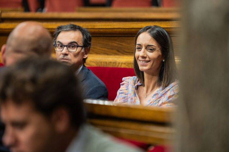 FOTOGRAFÍA. BARCELONA (REINO DE ESPAÑA), AÑO 2023. Lora és número cinc de VOX al 12M. La política catalana, madre de familia numerosa y vecina de la capital del Maresme (Mataró), Mónica Lora Cisquer (d), junto a su compañero Manuel Jesús Acosta Elías (Manuel Acosta) (i), durante una sesión de control al régimen separatista de que okupa el Palacio del Govern de la Generalitat de Catalunya y preside el aprendiz de dictador hispanófobo y ultra de la extrema izquierda separatista Esquerra Republicana de Catalunya (ERC), Pere Aragonés García. Lasvocesdelpueblo (Ñ Pueblo)
