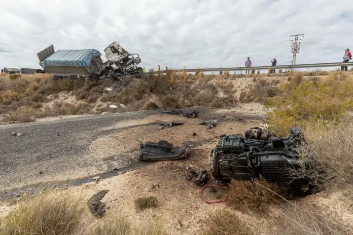 FOTOGRAFÍA. PEDANÍA DE FENAZAR (MOLINA DE SEGURA) FORTUNA (MURCIA) REINO DE ESPAÑA, 19 DE ABRIL DE 2024. Lluvias y cielos nubosos en España. Camioneros muertos y atrapados en cabinas tras trágico choque frontal. Vista del lugar en el que dos camioneros de 41 y 58 años han muerto en el acto este viernes al chocar frontalmente con sus tráileres en la carretera que va de la localidad murciana de Fortuna a la pedanía de Fenazar, de Molina de Segura. Efe