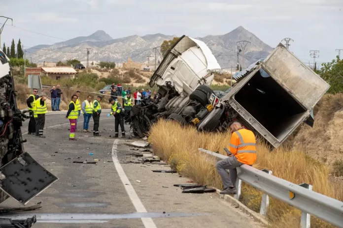 FOTOGRAFÍA. PEDANÍA DE FENAZAR (MOLINA DE SEGURA) FORTUNA (MURCIA) REINO DE ESPAÑA, 19 DE ABRIL DE 2024. Precipitaciones e intervalos de viento fuerte en España. Camioneros muertos y atrapados en cabinas tras trágico choque frontal. Vista del lugar en el que dos camioneros de 41 y 58 años han muerto en el acto este viernes al chocar frontalmente con sus tráileres en la carretera que va de la localidad murciana de Fortuna a la pedanía de Fenazar, de Molina de Segura. Efe