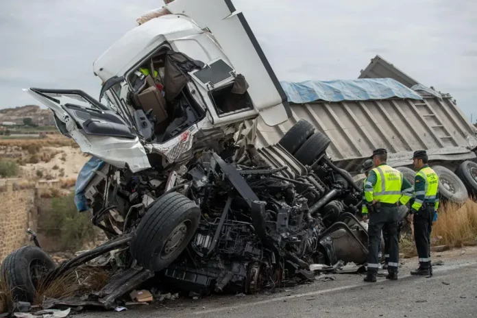 Muertos y atrapados en cabinas t FOTOGRAFÍA. PEDANÍA DE FENAZAR (MOLINA DE SEGURA) FORTUNA (MURCIA) REINO DE ESPAÑA, 19 DE ABRIL DE 2024. Camioneros muertos y atrapados en cabinas tras trágico choque frontal. Vista del lugar en el que dos camioneros de 41 y 58 años han muerto en el acto este viernes al chocar frontalmente con sus tráileres en la carretera que va de la localidad murciana de Fortuna a la pedanía de Fenazar, de Molina de Segura. Efe