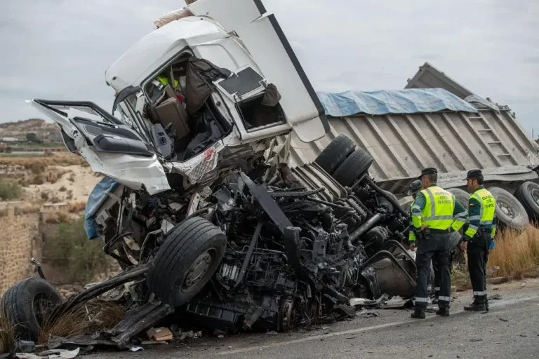 FOTOGRAFÍA. PEDANÍA DE FENAZAR (MOLINA DE SEGURA) FORTUNA (MURCIA) REINO DE ESPAÑA, 19 DE ABRIL DE 2024. Camioneros muertos y atrapados en cabinas tras trágico choque frontal. Vista del lugar en el que dos camioneros de 41 y 58 años han muerto en el acto este viernes al chocar frontalmente con sus tráileres en la carretera que va de la localidad murciana de Fortuna a la pedanía de Fenazar, de Molina de Segura. Efe