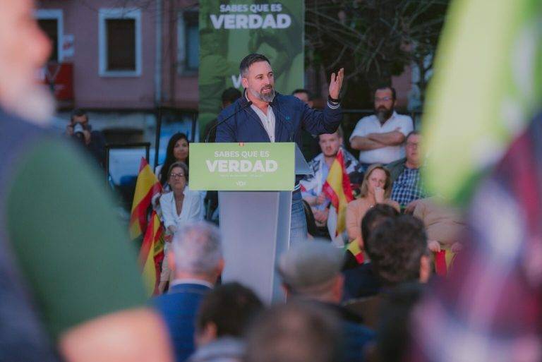 FOTOGRAFÍA. BILBAO (LAS VASCONGADAS) REINO DE ESPAÑA, 05 DE ABRIL DE 2024. Muy pocos filoetarras contra VOX en Bilbao. El líder opositor español natural de las vascongadas, Santiago Abascal Conde, participa en el primer acto de campaña electoral de VOX bajo lema "Sabes qué es verdad" para las elecciones al Parlamento vascongado de del 18 de abril, en plaza del Corazón de María de Bilbao, tras recorrer a pie la ciudad en una clara demostración de fuerza frente a los separatistas y filoetarras, junto a la candidata de VOX a la presidencia del Gobierno autonómico de las Vascongadas, María Amaia Martínez Grisaleña (Amaia Martínez), de la candidata por Vizcaya, María Pérez Fernández, del vicepresidente de la región de Murcia, José Ángel Antelo Paredes; de la portavoz de VOX en el Congreso, María José Rodríguez de Millán Parro (Pepa Millán) y del vicepresidente de la Comunidad Valenciana, Vicente Barrera Simó. Lasvocesdelpueblo (Ñ Pueblo)