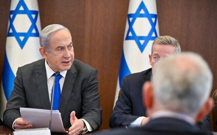 FOTOGRAFÍA. JERUSALÉN (ISRAEL), 07 DE ABRIL DE 2024. Entraremos a Rafa porque esta guerra es justa. El primer ministro del Gobierno de Israel, Benjamín Netanyahu (Bibi) (i), se dirige a la reunión semanal del gabinete, el 7 de abril de 2024. Gabinete Primer Ministro de Israel/Lasvocesdelpueblo (Ñ Pueblo) 