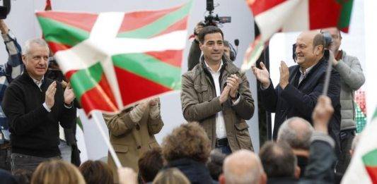 FOTOGRAFÍA. BILBAO (VIZCAYA) LAS VASCONGADAS (REINO DE ESPAÑA), 19 DE ABRIL DE 2024. PNV se rodea de derechistas cobardes separatistas en cierre 21A. El presidente de la derechista cobarde separatista vascongada PNV, Andoni Ortuzar Arruabarrena (d); el candidato d ela derechista cobarde separatista PNV a lehendakari para 21A, Imanol Pradales Gil, (c); y el hasta hoy lehendakari por PNV, Iñigo Urkullu Rentería (c), son registrados como individuos destacados de acto de cierre de campaña electoral del 21A vascongado hoy en Bilbao (Vizcaya) donde ha conseguido reunir a todas las derechistas cobardes del reino de España, salvo a la derechista cobarde mayor Partido Popular (PP) al estar también compitiendo en estos comicios. Efe