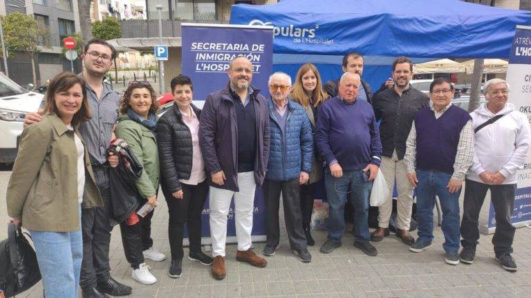 FOTOGRAFÍA. HOSPITALET DE LLOBREGAT (BARCELONA) REINO DE ESPAÑA, 07 DE ABRIL DE 2024. PP abrirá oficina antiOkupación en Cataluña si gana el 12M. El candidato de la derechista cobarde Partido Popular de Catalunya (PPC) a Presidente del Govern de la Generalitat de Catalunya y cabeza de lista por Barcelona al Parlament de Catalunya para el 12M catalán, Alejandro Fernández Álvarez (5i), ha visitado este domingo el Mercado de Los Pajaritos de Hospitalet de Llobregat (provincia de Barcelona) y "escuchando los problemas que de verdad preocupan a los vecinos". "Somos la voz de los ciudadanos que quieren más seguridad y menos okupaciones en nuestros barrios", afirman desde una derechista cobarde que ha apoyado la regularización masiva de todos los inmigrantes ilegales que llegaron a España hasta 2021 con el único requisito: haber entrado a España hasta 2021, más de 500.000 indocumentados registrados por los promotores de la Iniciativa de Legislativa Popular (ILP) aprobada en el Congreso de los Diputados con el voto de todos los partidos políticos salvo VOX. Lasvocesdelpueblo (Ñ Pueblo)