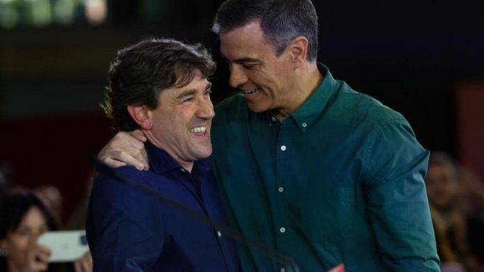 Pedro Sánchez Pérez-Castejón (d), junto al candidato socialista al 21A, Eneko Andueza Lorenzo (i) FOTOGRAFÍA. BILBAO (LAS VASCONGADAS) REINO DE ESPAÑA, 19 DE ABRIL DE 2024. Cierre de campaña electoral de las elecciones vascongadas del 21A. l presidente del régimen sanchista de España y secretario general del Partido Socialista Obrero Español (PSOE), Pedro Sánchez Pérez-Castejón (d), arropa al candidato a Lehendakari del Partido Socialista de Euskadi-Euskadiko Ezkerra (PSE-EE), que es la marca del PSOE en las Vascongadas, Eneko Andueza Lorenzo (i), durante el último acto de campaña electoral para los comicios al Parlamento autonómico vascongado del próximo domingo, 21 de abril de 2024 (21A). Efe