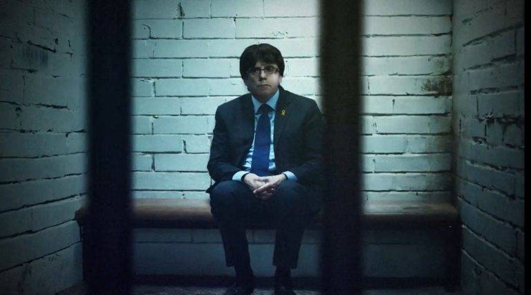 FOTOGRAFÍA. LÉRIDA (CATALUÑA) REINO DE ESPAÑA, 18 DE ABRIL DE 2024. Puigdemont detenido en vídeo electoral del 12M de Cs. Ciutadans Partit de la Ciutadanía Ciudadanos (Cs) ha detenido a Puigdemont en su spot electoral, el primero en España que se ha realizado con el uso de la Inteligencia Artificial. En una arriesgada política comunicativa, Ciutadans está apostando por el uso de la IA para viralizar su contenido en redes sociales y trasladar una declaración de intenciones a los planes de Puigdemont y del líder del Sanchismo y secretario general del Partido Socialista Obrero Española (PSOE), Pedro Sánchez Pérez-Castejón: "Detenlos", a Sánchez con los votos y al prófugo Puigdemont con la ley. Lasvocesdelpueblo (Ñ Pueblo)