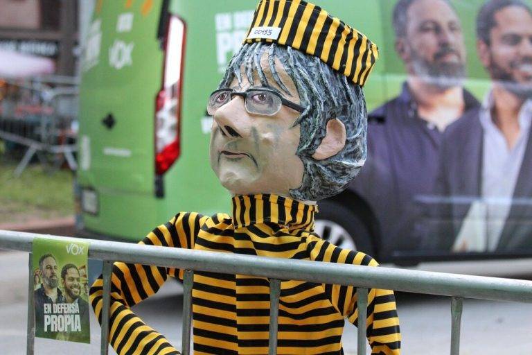 FOTOGRAFÍA. BARCELONA (REINO DE REINO DE ESPAÑA), 26 DE ABRIL DE 2024. Temperaturas elevadas en el Reino de España. Aumento de temperaturas y tormentas en España. Primer mitin de campaña electoral de VOX para las elecciones catalanas del próximo domingo 12 de mayo de 2024. "En defensa propia", han participado: la candidato número dos de VOX por Barcelona al Parlament de Catalunya, María Elisa García Fuster, el candidato número 3 por Barcelona, Joan Garriga Doménech; la portavoz del Grupo Parlamentario de VOX en el Congreso de los Diputados, María José Rodríguez de Millán Parro (Pepa Millán); y el candidato de VOX a President del Govern de la Generalitat de Cataluña y cabeza de lista por Barcelona, Ignacio Garriga Vaz de Conceiçao, en la Rambla Prim con Avenida Diagonal de Barcelona, donde se ha podido registrar carteles de propaganda electoral del prófugo de la Justicia española y candidato de la derechista cobarde separatista Junts per Catalunya (JxCat), Carles Puigdemont Casamajó, y sobre todo el orgullo español y muñeco de Puigdemont preso en una carpa de campaña electoral de VOX. Temperaturas, sombrillas, el tiempo. Lasvocesdelpueblo (Ñ Pueblo)