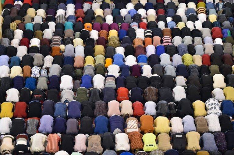 FOTOGRAFÍA. Beirut (Lebanon), 10/04/2024. La sumisión al Islam| Las tres premonitorias y certeras distopías del siglo XX.- Muslim faithfuls attend Eid al-Fitr prayer at Muhammad al-Amin Mosque in downtown Beirut, Lebanon, 10 April 2024. Muslims worldwide celebrate Eid al-Fitr, a two or three-day festival at the end of the Muslim holy fasting month of Ramadan. It is one of the two major holidays in Islam. During Eid al-Fitr, Most People travel to visit each other in town or outside of it and children receive new clothes and money to spend on the occasion. (Líbano) Efe