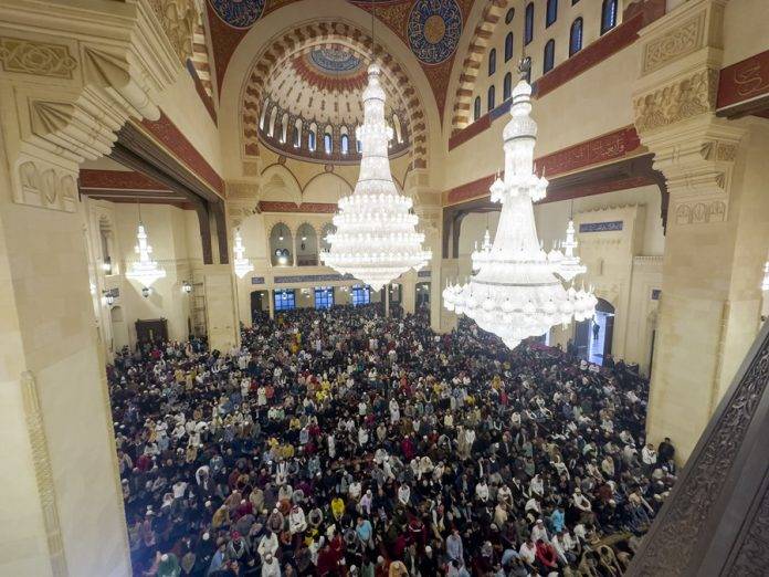 FOTOGRAFÍA. Beirut (Lebanon), 10/04/2024.- Millones de musulmanes festejan el fin del Ramadán. Muslim faithfuls attend Eid al-Fitr prayer at Muhammad al-Amin Mosque in downtown Beirut, Lebanon, 10 April 2024. Muslims worldwide celebrate Eid al-Fitr, a two or three-day festival at the end of the Muslim holy fasting month of Ramadan. It is one of the two major holidays in Islam. During Eid al-Fitr, Most People travel to visit each other in town or outside of it and children receive new clothes and money to spend on the occasion. (Líbano) Efe