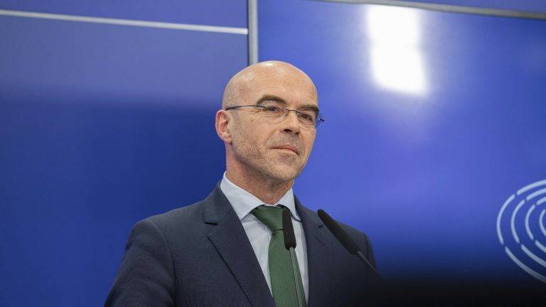 FOTOGRAFÍA. BRUSELAS (BÉLGICA), 09 DE ABRIL DE 2024. El jefe de la delegación de VOX en el Parlamento Europeo y candidato de VOX a las elecciones europeas del próximo mes de junio de 2024, Jorge Buxadé Villalba, ha comparecido este martes en rueda de prensa en Bruselas para explicar los beneficios de la reforma de la base de datos de la Dactiloscopia Europea (EURODAC), también conocida como "Informe Buxadé". Lasvocesdelpueblo (Ñ Pueblo)