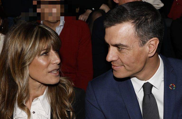 FOTOGRAFÍA. REINO DE ESPAÑA, FECHA NO CONCRETADA. Pedro Sánchez en le banquillo como testigo por corrupción. El Tribunal avala la causa contra la mujer de Pedro Sánchez y rechaza el recurso de la Fiscalía . VOX ejerce la acusación popular en el caso mujer de Sánchez. La prensa extranjera anuncio la dimisión de Sánchez por corrupción. El presidente del Gobierno de España y secretario general del Partido Socialista Obrero Español (PSOE), Pedro Sánchez Pérez-Castejón (d), y su esposa, María Begoña Gómez Fernández (Begoña Gómez) (i). Efe