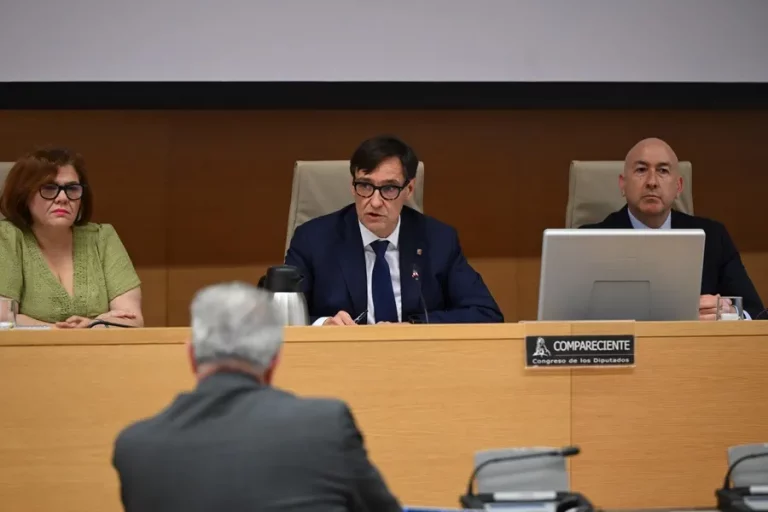 FOTOGRAFÍA. MADRID (REINO DE ESPAÑA), 22 DE ABRIL DE 2024. COMISIÓN DE INVESTIGACIÓN DEL CASO KOLDO (KOLDO GARCÍA IZAGUIRRE). Illa sobre caso Koldo: "Sabemos que se aprovecharon". Illa admite que se reunió con Koldo. El exministro de Sanidad y candidato del Partit dels Socialistes de Catalunya (PSC) a President del Govern de la Generalitat de Catalunya para las elecciones del 12M catalán, Salvador Illa Roca (c), comparece en la comisión que investiga en el Congreso de los Diputados los contratos sanitarios durante la pandemia del covid 19, este lunes, después de hallarse cobros millonarios de comisiones en los contratos de compra de mascarillas, que ya investiga la Justicia con varios imputados. Efe