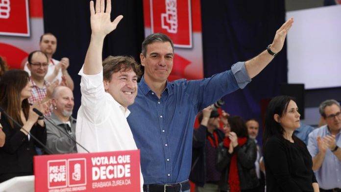 FOTOGRAFÍA. VITORIA (LAS VASCONGADAS) REINO DE ESPAÑA, 06 DE ABRIL DE 2024. Sánchez impedirá que Bildu gobierne en las Vascongadas. El candidato a lehendakari del Partido Socialista Obrero Español (PSOE) para las elecciones autonómicas vascongadas del próximo domingo 21 de abril de 2024, Eneko Andueza Lorenzo (i), interviene en un acto de campaña celebrado este sábado en Vitoria (Álava), donde ha sido arropado por parte del presidente del Gobierno sanchista de España, Pedro Sánchez Pérez-Castejón (d). Efe