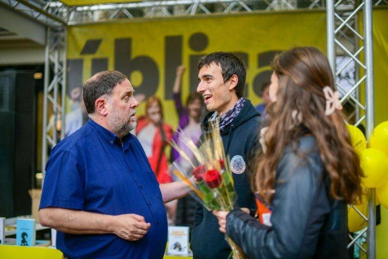 FOTOGRAFÍA. BARCELONA (REINO DE ESPAÑA), 23 DE ABRIL DE 2024. Junqueras: "Nuestra prioridad siempre es nuestro país". El golpista indultado delincuente y presidente de la formación zurda ultra Esquerra Republicana de Catalunya (ERC), Oriol Junqueras Vies, habla con simpatizantes del partido de extrema izquierda separatista en Cataluña ERC durante la jornada de la Diada de Sant Jordi 2024 en Barcelona. Twitter Esquerra Republicana de Catalunya/Lasvocesdelpueblo (Ñ Pueblo)
