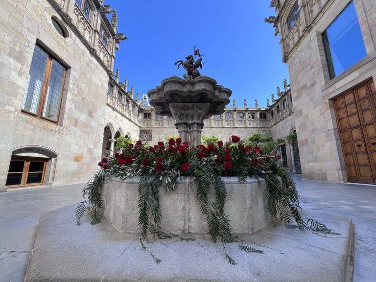 FOTOGRAFÍA. BARCELONA (REINO DE ESPAÑA), 23 DE ABRIL DE 2024. Bocinazos y colas larguísimas en Barcelona por Sant Jordi. Detalle patio del Palacio del Gobierno autonómico de la Generalidad de Cataluña que se ha hecho guapo con rozas el día del Sant Jordi. Diada de Sant Jordi 2024. "Os animo, hoy más que nunca, a reivindicar y celebrar nuestra cultura, nuestra lengua y compartir la belleza de los libros y flores con todos los que le rodean". "¡Feliz Diada de Sant Jordi!". Así afirma el presidente del Govern de la Generalitat de Catalunya, coordinador general de la izquierda ultra y separatista Esquerra Republicana de Catalunya (ERC) y candidato a la reelección de esta ultraizquierda, Pere Aragonès Garcià, durante la jornada conmemorativa de esta festividad del amor y del libro. Presidente del Govern de la Generalitat de Cataluña Pere Aragonés Garcià Twitter/Lasvocesdelpueblo (Ñ Pueblo)