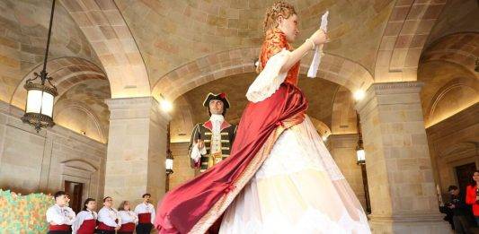 FOTOGRAFÍA. BARCELONA (REINO DE ESPAÑA), 23 DE ABRIL DE 2024. Sant Jordi de récord por número de casetas. Detalle patio del Palacio del Gobierno autonómico de la Generalidad de Cataluña que se ha hecho guapo con rozas el día del Sant Jordi. Diada de Sant Jordi 2024. "Esta mañana, el Palau de la Generalitat se ha llenado de tradición con la visita de los Gigantes de Sant Jordi, las Pubilles y Herederos de Catalunya y los gremios de panaderos y pasteleros". "¡Disfrutamos del día de Sant Jordi y reivindicamos la lengua y la cultura catalana!". Así afirma el presidente del Govern de la Generalitat de Catalunya, coordinador general de la izquierda ultra y separatista Esquerra Republicana de Catalunya (ERC) y candidato a la reelección de esta ultraizquierda, Pere Aragonès Garcià, durante la jornada conmemorativa de esta festividad del amor y del libro. Presidente del Govern de la Generalitat de Cataluña Pere Aragonés Garcià Twitter/Lasvocesdelpueblo (Ñ Pueblo)