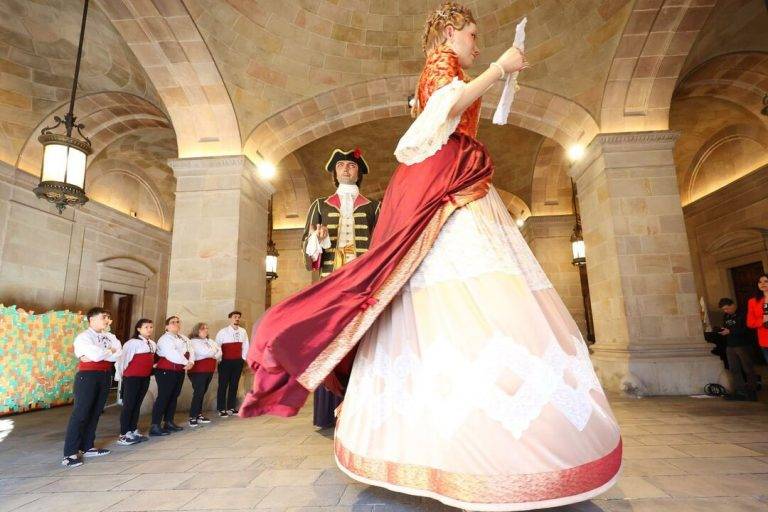 FOTOGRAFÍA. BARCELONA (REINO DE ESPAÑA), 23 DE ABRIL DE 2024. Sant Jordi de récord por número de casetas. Detalle patio del Palacio del Gobierno autonómico de la Generalidad de Cataluña que se ha hecho guapo con rozas el día del Sant Jordi. Diada de Sant Jordi 2024. "Esta mañana, el Palau de la Generalitat se ha llenado de tradición con la visita de los Gigantes de Sant Jordi, las Pubilles y Herederos de Catalunya y los gremios de panaderos y pasteleros". "¡Disfrutamos del día de Sant Jordi y reivindicamos la lengua y la cultura catalana!". Así afirma el presidente del Govern de la Generalitat de Catalunya, coordinador general de la izquierda ultra y separatista Esquerra Republicana de Catalunya (ERC) y candidato a la reelección de esta ultraizquierda, Pere Aragonès Garcià, durante la jornada conmemorativa de esta festividad del amor y del libro. Presidente del Govern de la Generalitat de Cataluña Pere Aragonés Garcià Twitter/Lasvocesdelpueblo (Ñ Pueblo)