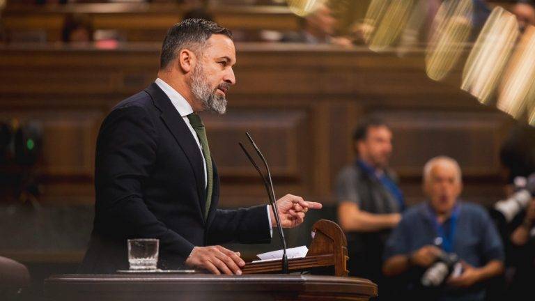 FOTOGRAFÍA. TRIBUNA DEL CONGRESO DE LOS DIPUTADOS (MADRID) REINO DE ESPAÑA, 10 DE ABRIL DE 2024. Sánchez asaltó una cripta como hacen salvajes y bárbaros. El presidente de VOX, Santiago Abascal Conde, ha acusado al presidente del régimen sanchista de España y secretario general del Partido Socialista Obrero Español (PSOE), Pedro Sánchez Pérez-Castejón, —tras su comparecencia ante el Pleno de la Cámara, para informar del Consejo Europeo Ordinario celebrado los días 21 y 22 de marzo— de pisotear la memoria de las víctimas de la guerra civil, tanto del bando republicano como del bando nacional, y utilizarlas para que no se hable de cómo se reparten los contratos y las subvenciones en su Gobierno. lasvocesdelpueblo (Ñ Pueblo)