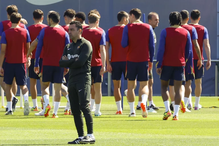 FOTOGRAFÍA. MADRID (REINO DE ESPAÑA), 20 DE ABRIL DE 2024. Xavi: "Tenemos que usar la rabia contra Real Madrid". Sentencia del Real Madrid o resurrección del Barça. El entrenador del FC Barcelona, Xavi Hernández Creus este sábado, a pocas horas de un partido que podría dar vida a un FC Barcelona ya prácticamente irrescatable tras su expulsión de la liga de campeones en casa frente a un PSG que lo volvió a hacer con una histórica remontada en campo de FC Barcelona mientras, por su parte, el Real Madrid, con Carlo Ancelotti de capitán de barco blanco, remontaba en campo del Manchester City del exentrenador de FC Barcelona Josep Guardiola Sala y se habría un futuro de ilusión en la Champions, teniendo casi asegurada la liga española de fútbol que podría sentenciar el domingo a partir de las 21:00 horas ante el Barça, poniendo fin a la etapa de Xavi Hernández Creus en el banquillo del equipo azulgrana la misma noche. Efe