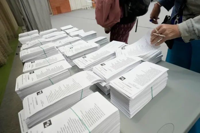 FOTOGRAFÍA. VITORIA (ÁLAVA) LAS VASCONGADAS (REINO DE ESPAÑA), 21 DE ABRIL DE 2024. Sigma Dos dice que VOX sigue en el Parlamento vascongado. Detalle de varios compatriotas vascongados que acuden al centro cívico de Judizmendi de Vitoria a votar a sus representantes para una nueva legislatura en la Comunidad autónoma española de Las Vascongadas. Efe