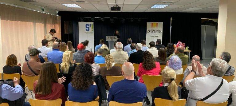 FOTOGRAFÍA. GERONA (REINO DE ESPAÑA), 20 DE ABRIL DE 2024. Te llaman fascista por defender en Cataluña libertad y ley. El candidato de VOX por Gerona al Parlament de Catalunya para las elecciones autonómicas del próximo domingo, 12 de mayo de 2024 (12M) y presidente provincial de VOX en en esta provincia, Alberto Tarradas Peneque, junto al Comité Ejecutivo Provincial (CEP) de esta formación verde de las clases trabajadoras de España -concejales y cargos orgánicos- han acudido hoy a la presentación del documental "El precio de la libertad" de la mano de la asociación juvenil y patriota catalana S'ha Acabat! (S'!). Lasvocesdelpueblo (Ñ Pueblo)