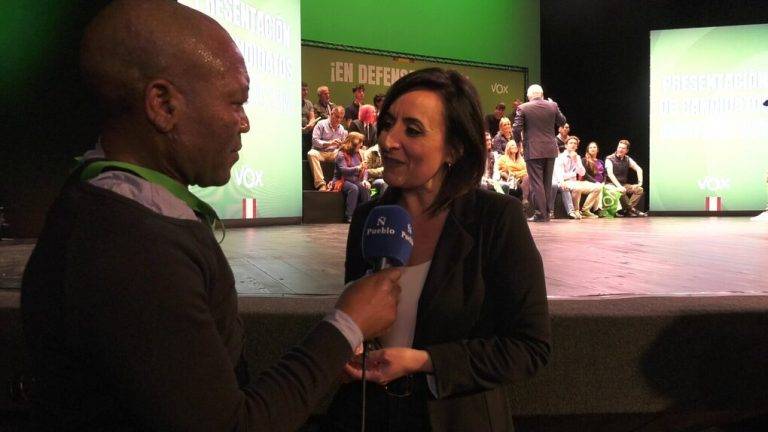 FOTOGRAFÍA. BARCELONA (REINO DE ESPAÑA), 11 DE ABRIL DE 2024. Tomás: "A Garriga se le está poniendo cara de President de la Generalitat". El jefe de la oposición en el Reino de España y presidente nacional de VOX, Santiago Abascal Conde, junto a la política catalana, portavoz municipal y coordinadora de VOX en Tarrasa, Alicia Tomás Martínez, participa en el acto de apertura de campaña electoral de su formación en su ciudad, la noche de este jueves. La Resistencia política catalana presenta a sus candidatos por las 4 provincias catalanas al Parlament de Catalunya para el 12 de mayo de 2024, el 12M, con Ignacio Garriga Vaz de Conceiçao de candidato al President del Govern de la Generalitat de Catalunya. Lasvocesdelpueblo (Ñ Pueblo)