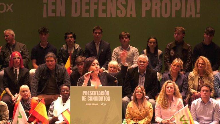 FOTOGRAFÍA. BARCELONA (REINO DE ESPAÑA), 11 DE ABRIL DE 2024. Tomás frente a amenaza islamista y Ku Klux Klan separatista. El jefe de la oposición en el Reino de España y presidente nacional de VOX, Santiago Abascal Conde, junto a la política catalana, portavoz municipal y coordinadora de VOX en Tarrasa, Alicia Tomás Martínez, participa en el acto de apertura de campaña electoral de su formación en su ciudad, la noche de este jueves. La Resistencia política catalana presenta a sus candidatos por las 4 provincias catalanas al Parlament de Catalunya para el 12 de mayo de 2024, el 12M, con Ignacio Garriga Vaz de Conceiçao de candidato al President del Govern de la Generalitat de Catalunya. Lasvocesdelpueblo (Ñ Pueblo)