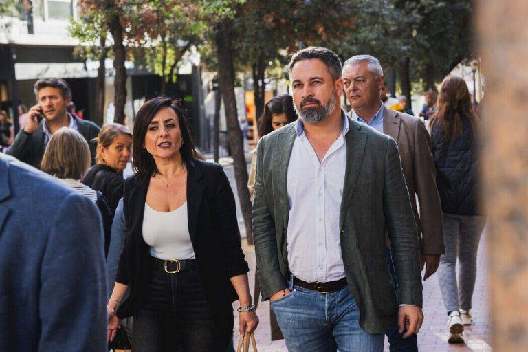 FOTOGRAFÍA. BARCELONA (REINO DE ESPAÑA), 11 DE ABRIL DE 2024. Tomás frente a amenaza islamista y Ku Klux Klan separatista. El jefe de la oposición en el Reino de España y presidente nacional de VOX, Santiago Abascal Conde (d), junto a la política catalana, portavoz municipal y coordinadora de VOX en Tarrasa, Alicia Tomás Martínez (i), participa en el acto de apertura de campaña electoral de su formación en su ciudad, la noche de este jueves. La Resistencia política catalana presenta a sus candidatos por las 4 provincias catalanas al Parlament de Catalunya para el 12 de mayo de 2024, el 12M, con Ignacio Garriga Vaz de Conceiçao de candidato al President del Govern de la Generalitat de Catalunya. Lasvocesdelpueblo (Ñ Pueblo)