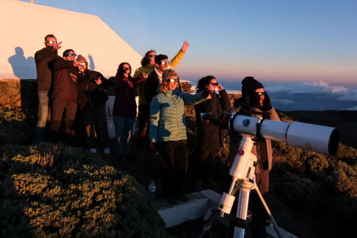 FOTOGRAFÍA. IZAÑA (TENERIFE) REINO DE ESPAÑA, 08 DE ABRIL DE 2024. Cielos soleados en casi toda España. Investigadores del Instituto de Astrofísica de Canarias (IAC) contemplan el eclipse parcial desde el Observatorio del Teide, en Izaña (Tenerife). Un pequeño grupo de personas ha disfrutado en el ocaso de este lunes del eclipse solar parcial desde el observatorio del Teide, en Izaña (Tenerife), donde fueron testigos privilegiados de un fenómeno que solo ha sido visible en España desde las islas más occidentales de Canarias, porque en Galicia las nubes arruinaron el momento. Para lograr su objetivo, los asistentes a este espectáculo de la naturaleza, en su mayoría vinculados al Instituto de Astrofísica de Canarias (IAC), han sorteado la lluvia y el viento a través de la sinuosa carretera que avanza desde la costa hacia la base del volcán, atravesando el tupido mar de nubes que envuelve la isla. Efe