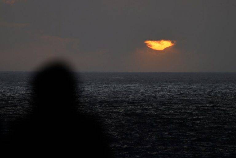 FOTOGRAFÍA. IZAÑA (TENERIFE) REINO DE ESPAÑA, 08 DE ABRIL DE 2024. Aumento de temperaturas y estabilidad en España. Temperaturas de 32 ºC en España. Un pequeño grupo de personas ha disfrutado en el ocaso de este lunes del eclipse solar parcial desde el observatorio del Teide, en Izaña (Tenerife), donde fueron testigos privilegiados de un fenómeno que solo ha sido visible en España desde las islas más occidentales de Canarias, porque en Galicia las nubes arruinaron el momento. Para lograr su objetivo, los asistentes a este espectáculo de la naturaleza, en su mayoría vinculados al Instituto de Astrofísica de Canarias (IAC), han sorteado la lluvia y el viento a través de la sinuosa carretera que avanza desde la costa hacia la base del volcán, atravesando el tupido mar de nubes que envuelve la isla. Efe
