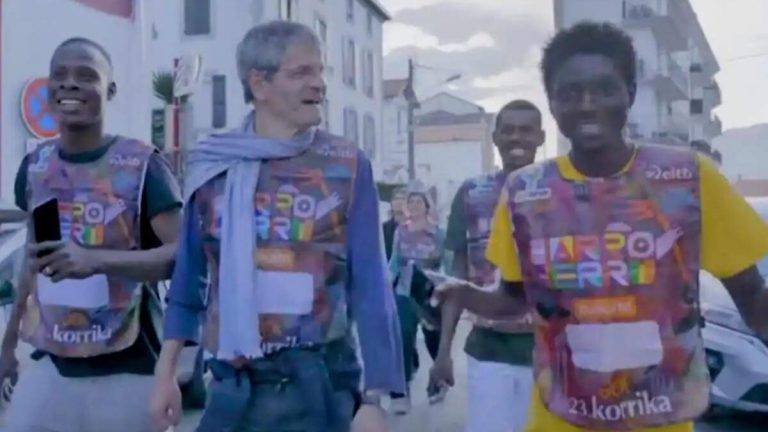 IRÚN (LAS VASCONGADAS) REINO DE ESPAÑA, 04 DE ABRIL DE 2024. VOX denuncia a filoetarras por ir "contra derechos de extranjeros". VOX ha interpuesto una denuncia contra el colectivo IRUNGO HARRERA SAREA, con sede en Irún, y contra Euskaraz Kooperatiba Sozietatea (AEK), con sede en Bilbao, por un "presunto delito contra los derechos de los ciudadanos extranjeros", al haber facilitado el el paso de 36 personas en estado irregular en territorio español a territorio francés, a sabiendas de la ilicitud de tales hechos. Lasvocesdelpueblo (Ñ Pueblo)