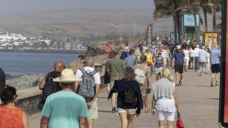 FOTOGRAFÍA. MASPALOMAS (LAS PALMAS) ISLAS CANARIAS (REINO DE ESPAÑA), 18 DE ABRIL DE 2024. Vientos flojos y estabilidad en España. Maspalomas registra a varios turistas por el paseo del faro de Maspalomas, en Las Palmas, Reino de España, este jueves 18 de abril de 2024. Efe