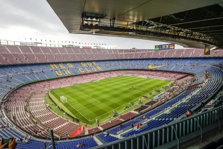 FOTOGRAFÍA. BARCELONA (REINO DE ESPAÑA), 16 DE FEBRERO DE 2023. Vista del estadio Camp Nou de FC barcelona en Barcelona en medio de la gran polémica del llamado "Caso Negreira". Informaciones apuntan al pago de 1.400.000 de euros por parte de FC Barcelona entre 2016 y 2018 al entonces vicepresidente del CTA, José María Enríquez Negreira. El Departamento de Integridad de la Real Federación Española de Fútbol (RFEF) ha iniciado "un requerimiento de información reservada tanto a los responsables del Comité Técnico de Árbitros (CTA) como del FC Barcelona", ante "el conjunto de informaciones conocidas en el día de ayer". La RFEF se personará en los posibles procedimientos judiciales. En un comunicado, la RFEF señala que "tras las elecciones a la Presidencia de la RFEF a finales de mayo de 2018, con la llegada del actual equipo de gobierno, se renovó la cúpula del CTA, cesando a los anteriores directivos entre los que se encontraba el Sr. Enríquez Negreira". Efe