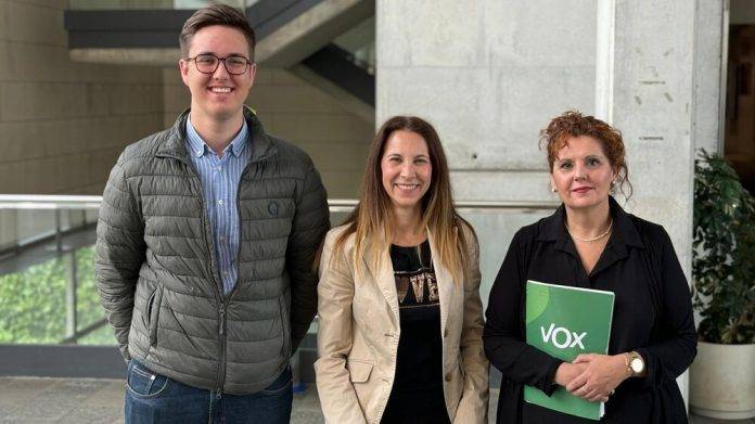 FOTOGRAFÍA. SALOU (TARRAGONA) REINO DE ESPAÑA, 18 DE ABRIL DE 2024. VOX pide cámaras de seguridad en taxis de Salou. La portavoz del Grupo Municipal de VOX en Salou, Ana Belén Rodríguez (c) junto a los concejales Paul Daniel Axinte Axinte (i) y Josefa Aguirre Clape (Sonia Aguirre) (d). Lasvocesdelpueblo (Ñ Pueblo) 