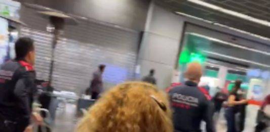 FOTOGRAFÍA. Terrorismo yihadista en el ataque contra McDonald's en Badalona. BADALONA (BARCELONA) REINO DE ESPAÑA, 27 DE MARZO DE 2024. Llegada de la policía catalana en la zona del ataque cuando se ve a mucha gente en pánico ante la violencia del agresor supuestamente islamista. Los Mossos d'Esquadra han detenido esta tarde a un "hombre", supuesto musulmán aunque no se ha querido revelar la nacionalidad del atacante, en el centro comercial Màgic de Badalona (Barcelona) tras haber atacado hacha los cristales de, al menos, un aparador de un restaurante del recinto, sin que conste ningún herido como consecuencia del suceso. Otros testigos confirman que el "hombre" ha empezado a atacar los cristales del establecimiento de comida rápida "McDonald's del centro comercial con un hacha". Pantallazo vídeo testigo en la red social X/Lasvocesdelpueblo (Ñ Pueblo)