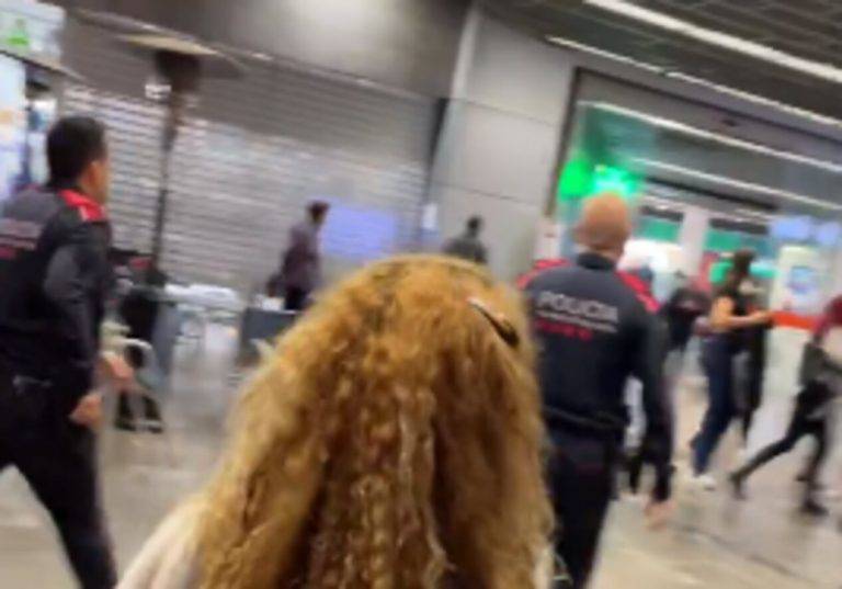 FOTOGRAFÍA. Terrorismo yihadista en el ataque contra McDonald's en Badalona. BADALONA (BARCELONA) REINO DE ESPAÑA, 27 DE MARZO DE 2024. Llegada de la policía catalana en la zona del ataque cuando se ve a mucha gente en pánico ante la violencia del agresor supuestamente islamista. Los Mossos d'Esquadra han detenido esta tarde a un "hombre", supuesto musulmán aunque no se ha querido revelar la nacionalidad del atacante, en el centro comercial Màgic de Badalona (Barcelona) tras haber atacado hacha los cristales de, al menos, un aparador de un restaurante del recinto, sin que conste ningún herido como consecuencia del suceso. Otros testigos confirman que el "hombre" ha empezado a atacar los cristales del establecimiento de comida rápida "McDonald's del centro comercial con un hacha". Pantallazo vídeo testigo en la red social X/Lasvocesdelpueblo (Ñ Pueblo)