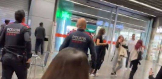 FOTOGRAFÍA. Terrorismo yihadista en el ataque contra McDonald's en Badalona. BADALONA (BARCELONA) REINO DE ESPAÑA, 27 DE MARZO DE 2024. Llegada de la policía catalana en la zona del ataque cuando se ve a mucha gente en pánico ante la violencia del agresor supuestamente islamista. Los Mossos d'Esquadra han detenido esta tarde a un "hombre", supuesto musulmán aunque no se ha querido revelar la nacionalidad del atacante, en el centro comercial Màgic de Badalona (Barcelona) tras haber atacado hacha los cristales de, al menos, un aparador de un restaurante del recinto, sin que conste ningún herido como consecuencia del suceso. Otros testigos confirman que el "hombre" ha empezado a atacar los cristales del establecimiento de comida rápida "McDonald's del centro comercial con un hacha". Pantallazo vídeo testigo en la red social X/Lasvocesdelpueblo (Ñ Pueblo)