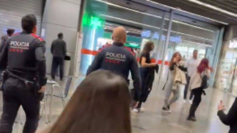 FOTOGRAFÍA. Terrorismo yihadista en el ataque contra McDonald's en Badalona. BADALONA (BARCELONA) REINO DE ESPAÑA, 27 DE MARZO DE 2024. Llegada de la policía catalana en la zona del ataque cuando se ve a mucha gente en pánico ante la violencia del agresor supuestamente islamista. Los Mossos d'Esquadra han detenido esta tarde a un "hombre", supuesto musulmán aunque no se ha querido revelar la nacionalidad del atacante, en el centro comercial Màgic de Badalona (Barcelona) tras haber atacado hacha los cristales de, al menos, un aparador de un restaurante del recinto, sin que conste ningún herido como consecuencia del suceso. Otros testigos confirman que el "hombre" ha empezado a atacar los cristales del establecimiento de comida rápida "McDonald's del centro comercial con un hacha". Pantallazo vídeo testigo en la red social X/Lasvocesdelpueblo (Ñ Pueblo)